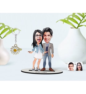 BK Gift Kişiye Özel Sevgililer Karikatürlü 3D Ahşap Biblo ve İsimli Gold Papatya Anahtarlık-81 (Model 1)