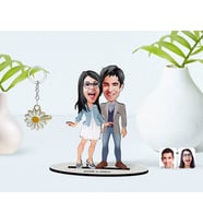 BK Gift Kişiye Özel Sevgililer Karikatürlü 3D Ahşap Biblo ve İsimli Gold Papatya Anahtarlık-81 (Model 1)
