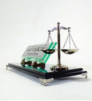 Yönetici İsimlik - Kişiye Özel Tasarım Premium Bayraklı Cam Masaüstü İsimlik – Ofis Masaüstü İsimlik – Masalık