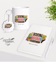 BK Gift Kişiye Özel Sosyal Bilgiler Öğretmeni Kupa Anahtarlık Beyaz Defter Kalem Hediye Seti-3 (Model 1)