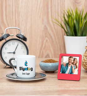 Biyolog Siyah Kahve Fincanı ve Kırmızı Fotoğraf Çerçevesi