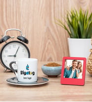 Biyolog Siyah Kahve Fincanı ve Kırmızı Fotoğraf Çerçevesi