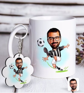 BK Gift Kişiye Özel Siyah Beyaz Futbolcu Karikatürlü Beyaz Kupa ve Anahtarlık Hediye Seti (Model 1)