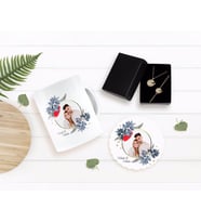 BK Gift Kişiye Özel Sevgililer Günü Temalı İsimli Fotoğraflı Kupa Bardak Altlığı ve Kolye Bileklik Hediye Seti-34 (Model 1)