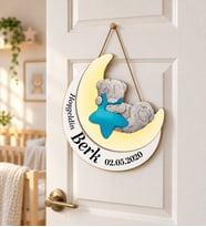 Gifties Yıldıza Sarılmış Ayda Uyuyan Ayıcık Temalı Kişiye Özel Kapı Süsü