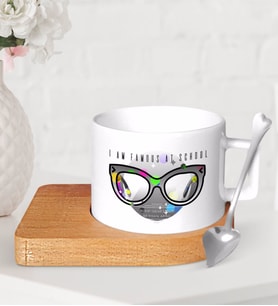 BK Gift Kişiye Özel Okulda Ünlüyüm Ahşap Altlıklı Seramik Fincan-3 (Beyaz)