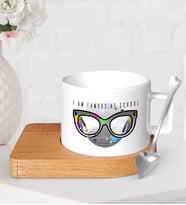 BK Gift Kişiye Özel Okulda Ünlüyüm Ahşap Altlıklı Seramik Fincan-3 (Beyaz)