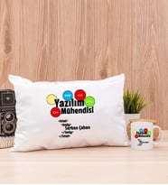 Yazılım Mühendisi Dikdörtgen Yastık ve Beyaz Kupa Bardak