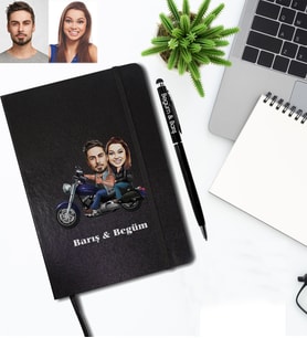 Kişiye Özel Motorcu Sevgili Karikatürlü Siyah Defter Kalem Hediye Seti Model 3