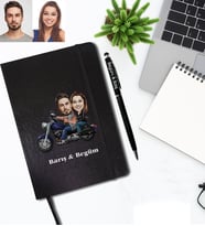 Kişiye Özel Motorcu Sevgili Karikatürlü Siyah Defter Kalem Hediye Seti Model 3