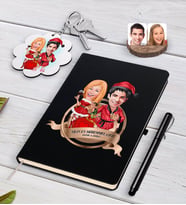 BK Gift Kişiye Özel Yılın En Mükemmel Çifti Karikatürlü Siyah Defter Kalem ve Anahtarlık Hediye Seti-65 (Model 1)