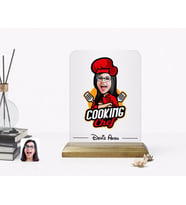 BK Gift Kişiye Özel Kadın Chef Karikatürlü Ahşap Standlı Çerçeve-11 (Beyaz)