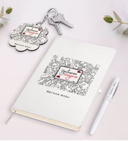 BK Gift Kişiye Özel Öğretmenimi Seviyorum Beyaz Defter Kalem ve Anahtarlık Hediye Seti-1 (Model 1)