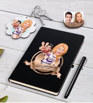 BK Gift Kişiye Özel Yılın En Mükemmel Çifti Karikatürlü Siyah Defter Kalem ve Anahtarlık Hediye Seti-30 (Model 1)