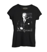 Atatürk - Onu Arıyoruz. Anıyoruz Siyah Kadın Tshirt