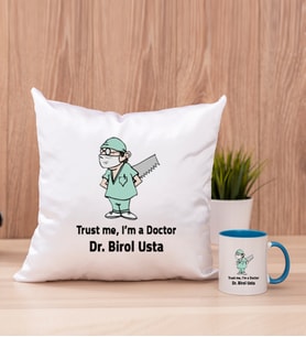 Doktor Esprili Kare Yastık ve Mavi Kupa Bardak