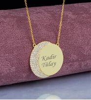 Altın Kaplama Gümüş Zirkon Taşlı Kişiye Özel İsimli Ay-Madalyon Tasarım Kolye (Pembe)