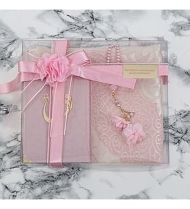 Hediyelik Seccade, İnci Tesbih, Çanta Boy Kur'an-ı Kerim, Asetat Kutulu (26×23) Set Pembe
