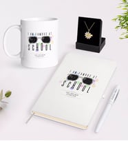 BK Gift Kişiye Özel Okulda Ünlüyüm Beyaz Kupa Defter Kalem ve İsimli Papatya Kolye Hediye Seti-4 (Model 1)