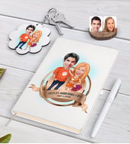BK Gift Kişiye Özel Yılın En Mükemmel Çifti Karikatürlü Beyaz Defter Kalem ve Anahtarlık Hediye Seti-54 (Model 1)