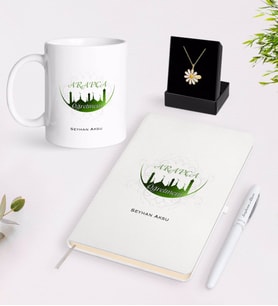 BK Gift Kişiye Özel Arapça Öğretmeni Beyaz Kupa Defter Kalem ve İsimli Papatya Kolye Hediye Seti-2 (Model 1)