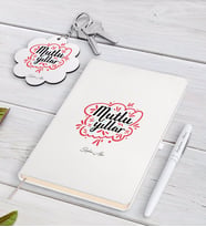 BK Gift Kişiye Özel Yılbaşı Mutlu Yıllar Beyaz Defter Kalem ve Anahtarlık Hediye Seti-3 (Model 1)