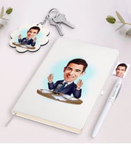 BK Gift Kişiye Özel Erkek Spiker Sunucu Karikatürlü Beyaz Defter Kalem ve Anahtarlık Hediye Seti (Model 1)