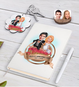 BK Gift Kişiye Özel Yılın En Mükemmel Çifti Karikatürlü Beyaz Defter Kalem ve Anahtarlık Hediye Seti-75 (Model 1)