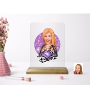 BK Gift Kişiye Özel Kadın Astrolog Karikatürlü Ahşap Standlı Çerçeve (Beyaz)