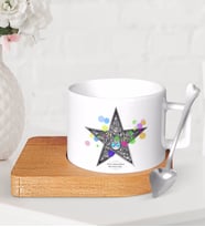 BK Gift Kişiye Özel Okulda Ünlüyüm Ahşap Altlıklı Seramik Fincan-2 (Beyaz)