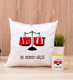 Avukat Kare Yastık ve Sarı Kupa Bardak