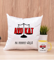 Avukat Kare Yastık ve Sarı Kupa Bardak