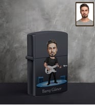Kişiye Özel Gitarist Karikatürlü UV Baskılı Siyah Benzinli Çakmak Bay-3