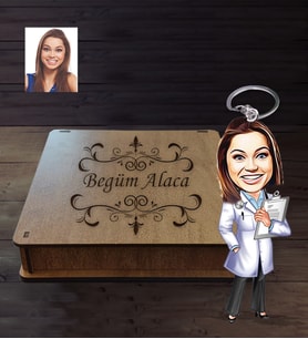 Kişiye Özel Doktor Karikatürlü Ahşap Anahtarlık Kutulu Bayan-2
