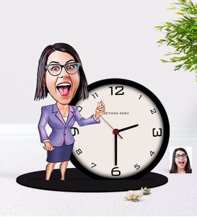 BK Gift Kişiye Özel Bayan Öğretmen Karikatürlü Ahşap Masaüstü Biblo Saat-1 (Beyaz)