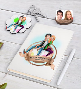 BK Gift Kişiye Özel Yılın En Mükemmel Çifti Karikatürlü Beyaz Defter Kalem ve Anahtarlık Hediye Seti-35 (Model 1)
