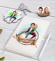 BK Gift Kişiye Özel Yılın En Mükemmel Çifti Karikatürlü Beyaz Defter Kalem ve Anahtarlık Hediye Seti-35 (Model 1)