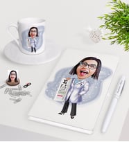 BK Gift Kişiye Özel Bayan Göz Doktoru Karikatürlü Beyaz Defter Kalem Türk Kahvesi Fincanı Seti (Model 1)