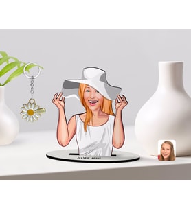 BK Gift Kişiye Özel Kadın Karikatürlü 3D Ahşap Biblo ve İsimli Gold Papatya Anahtarlık-20 (Model 1)
