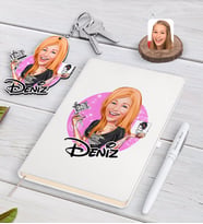 BK Gift Kişiye Özel Kadın Dövme Sanatçısı Karikatürlü Beyaz Defter Kalem ve Anahtarlık Hediye Seti-1 (Model 1)