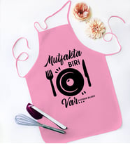 BK Gift Kişiye Özel Mutfakta Biri Var Pembe Mutfak Önlüğü  3