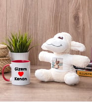Sevgililere Özel İsim Yazılı Kırmızı Kupa Bardak ve Peluş Koyun