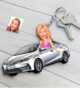 BK Gift Kişiye Özel Bayan Toyota Corolla Figürlü Plakalı Ahşap Karikatür Anahtarlık (Beyaz)