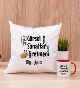 Görsel Sanatlar Öğretmeni Kare Yastık ve Kırmızı Kupa Bardak