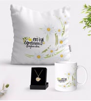 BK Gift Kişiye Özel Papatya Temalı En İyi Öğretmen Beyaz Kupa Yastık ve İsimli Papatya Kolye Hediye Seti-1 (Model 1)
