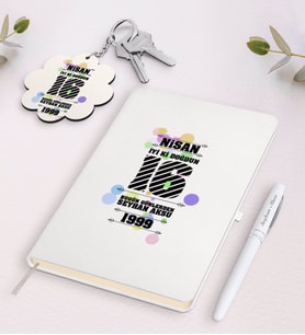 BK Gift Kişiye Özel Tarihli İyi ki Doğdun Beyaz Defter Kalem ve Anahtarlık Hediye Seti (Model 1)