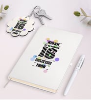 BK Gift Kişiye Özel Tarihli İyi ki Doğdun Beyaz Defter Kalem ve Anahtarlık Hediye Seti (Model 1)