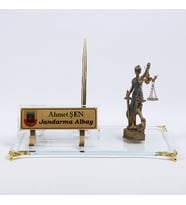 THEMİS ADALET HEYKELİ AVUKATLARA HEDİYE KRİSTAL CAM ALTIN AYAKLI MASA İSİMLİK YENİ İŞ HEDİYESİ