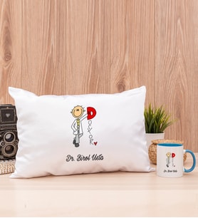 Doktor Karikatürü Dikdörtgen Yastık ve Mavi Kupa Bardak