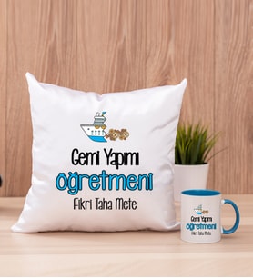 Gemi Yapımı Öğretmeni Kare Yastık ve Mavi Kupa Bardak